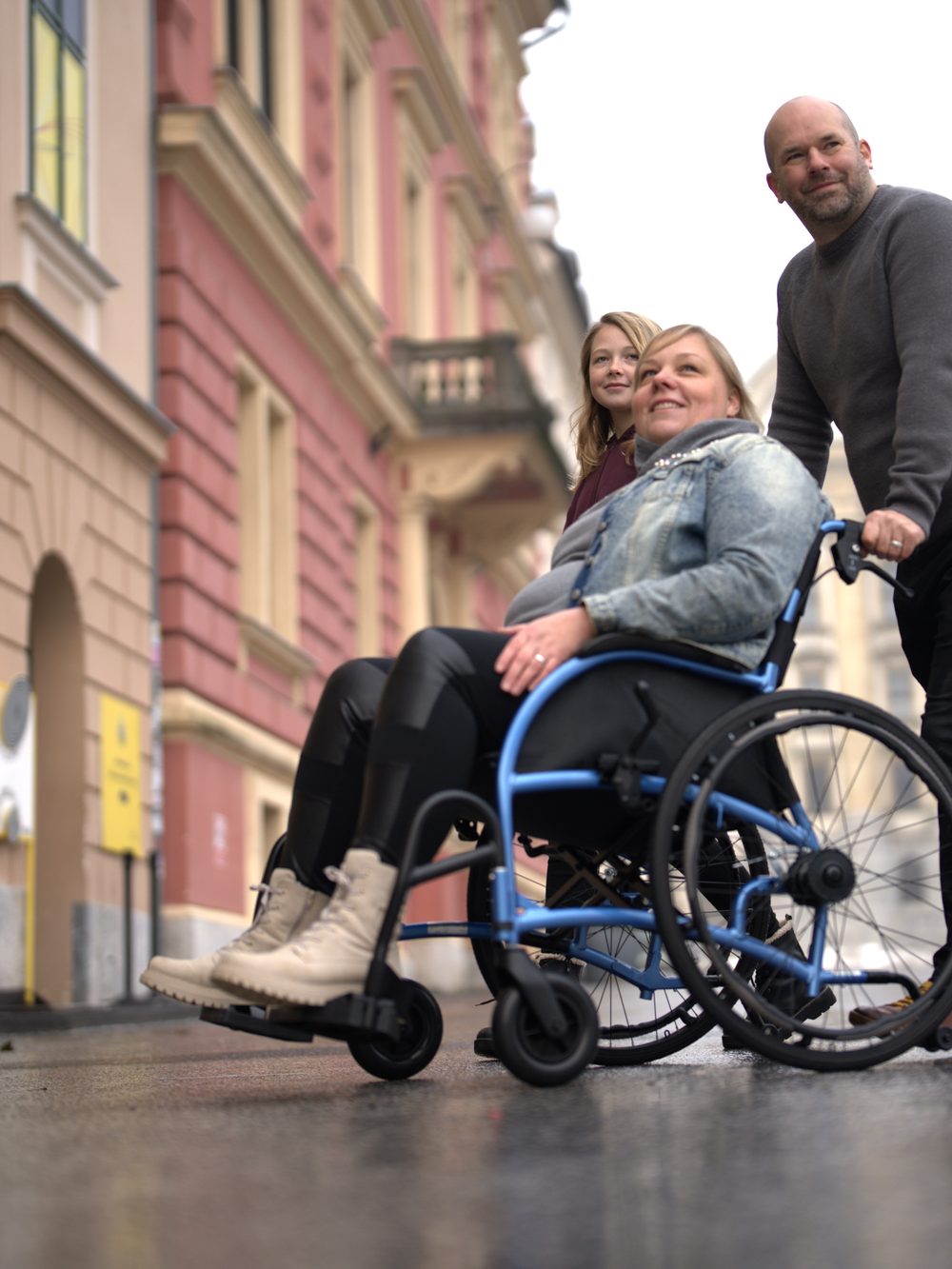 Familie mit Strongback HD Rollstuhl unterwegs in der Stadt