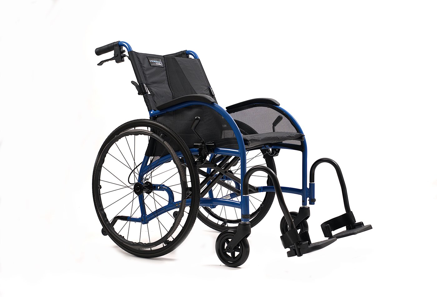 Strongback Comfort Rollstuhl, schräge Ansicht mit Strongback Mobility Logo auf der Rückenlehne