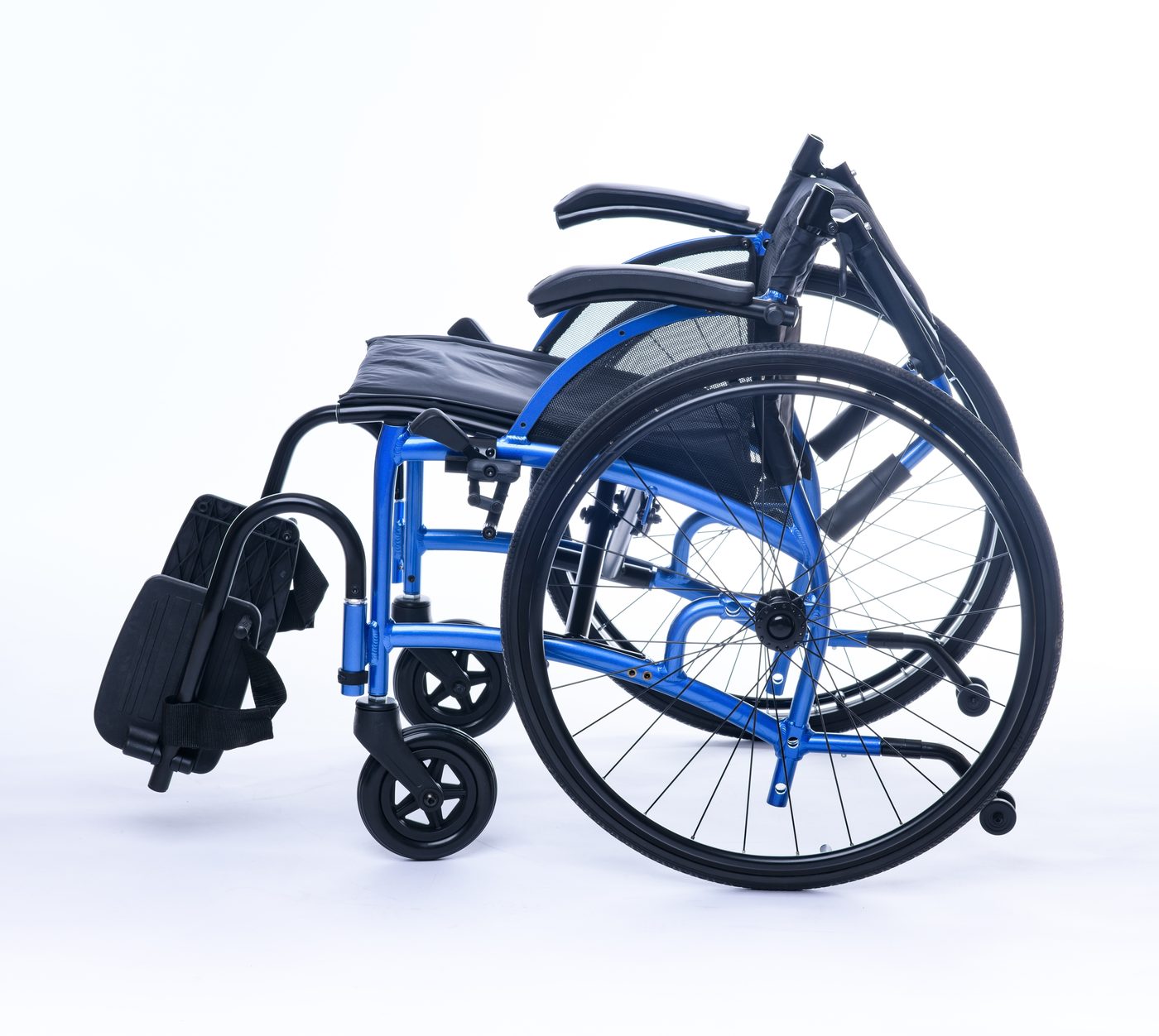 Strongback Comfort von der Seite mit nach vorn geklappter, in den Rahmen integrierter Rückenlehne