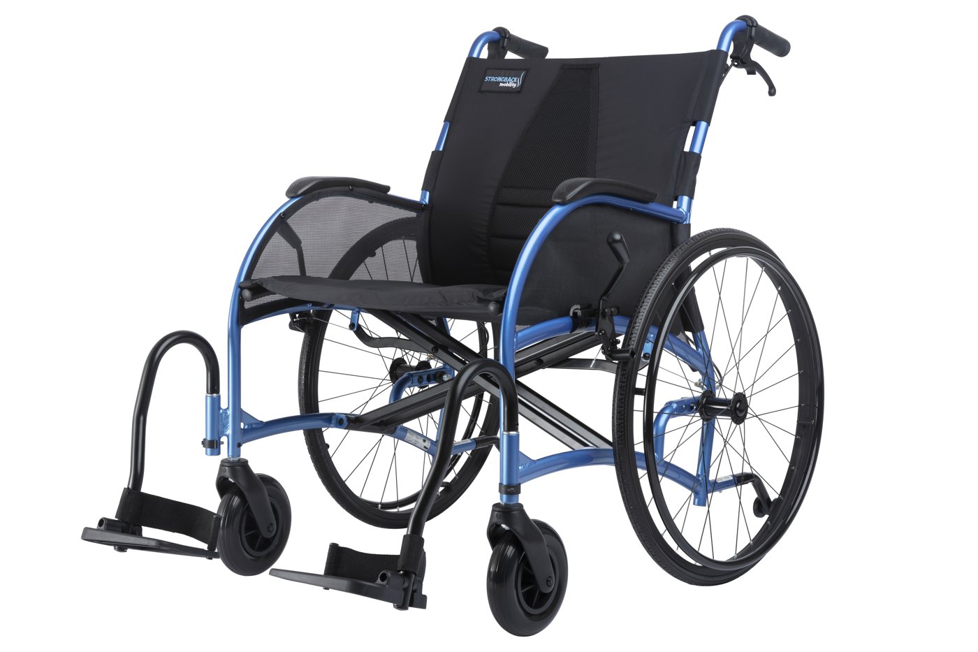 Strongback HD Heavy Duty Rollstuhl, schräge Ansicht mit Strongback Mobility Logo auf der Rückenlehne