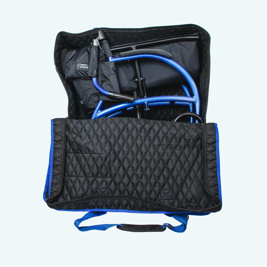 STRONGBACK Reisetasche, geöffnet mit gefaltetem Rollstuhl